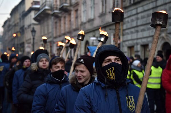 Участники факельного шествия активистов праворадикальных организаций, приуроченного ко дню гибели главнокомандующего УПА Романа Шухевича 5 марта 1950 года Участники факельного шествия активистов праворадикальных организаций, приуроченного ко дню гибели главнокомандующего УПА Романа Шухевича 5 марта 1950 года