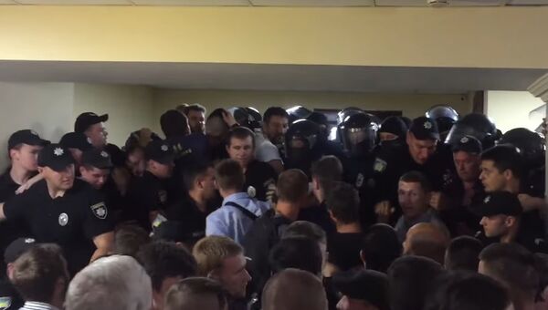 Потасовка между правохранителями, активистами партии Свобода и участниками митинга в Киевсовете