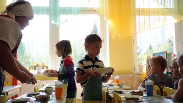 Дети во время обеда в детском саду. Архивное фото