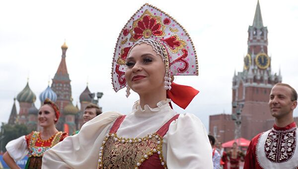 Выступление танцевального коллектива перед началом выставочного матча легенд ФИФА на Красной площади в Москве