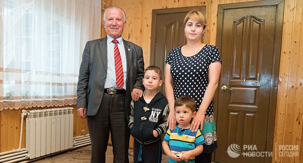 Таджик Рахмон Джураев и его внуки — Путин и Шойгу Таджик Рахмон Джураев и его внуки — Путин и Шойгу