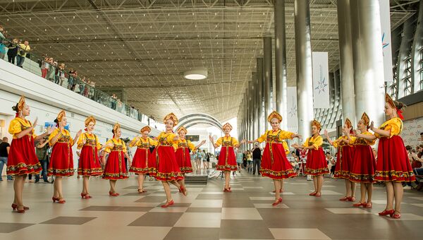 Флешмоб в аэропорту Симферополь, посвященный прибытию участников форума Таврида