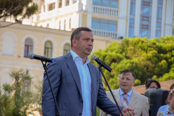 Глава администрации Ялты Алексей Челпанов на открытии в курортном городе памятной доски актеру Михаилу Пуговкину Глава администрации Ялты Алексей Челпанов на открытии в курортном городе памятной доски актеру Михаилу Пуговкину