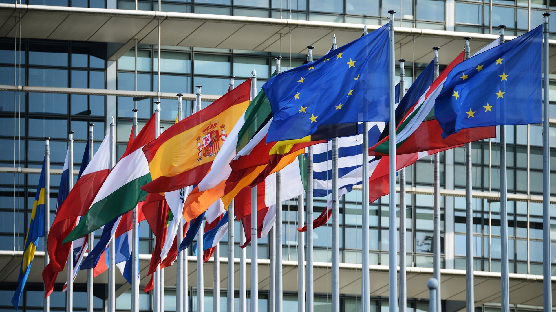 Флаги у здания Европейского парламента в Страсбурге - РИА Новости, 1920, 29.06.2021