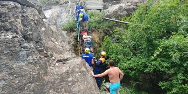Спасатели оказали помощь туристке, которая сломала ногу во время прогулки в горах под Судаком Спасатели оказали помощь туристке, которая сломала ногу во время прогулки в горах под Судаком