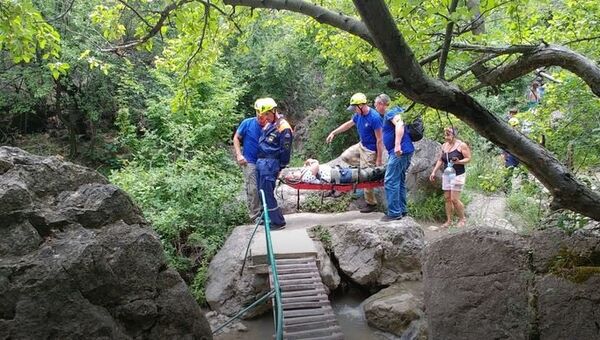 Спасатели оказали помощь туристке, которая сломала ногу во время прогулки в горах под Судаком