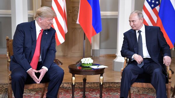 Президент РФ Владимир Путин и президент США Дональд Трамп во время встречи в президентском дворце в Хельсинки. 16 июля 2018