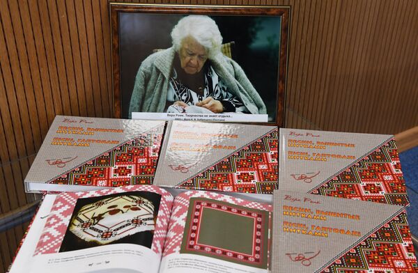 Альбом Песни, вышитые нитками: альбом вышивок и узоров Веры Роик Альбом Песни, вышитые нитками: альбом вышивок и узоров Веры Роик