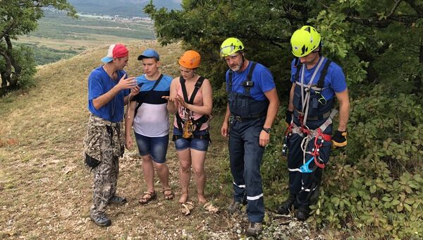 Спасатели помогли двум заблудившимся туристам в районе Красных пещер