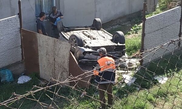 Автомобиль въехал в частный двор в селе Долинное Бахчисарайского района