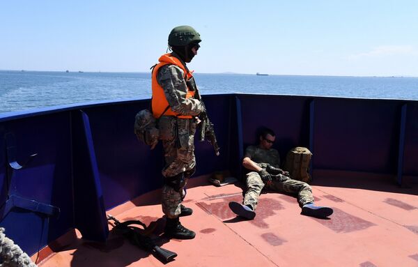 Освобождение захваченного условными террористами судна в рамках тактико-специального учения Вихрь-МЭД 2018 в Азовском море