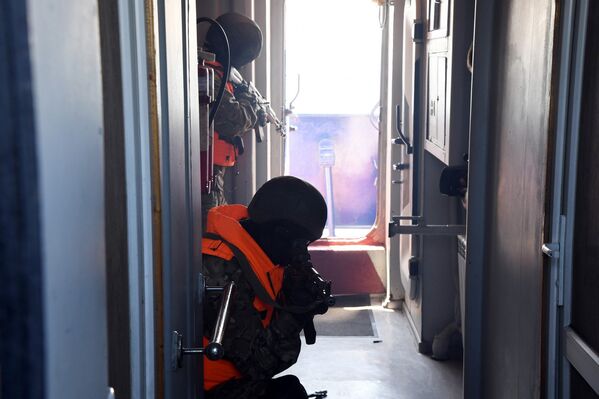 Освобождение захваченного условными террористами судна в рамках тактико-специального учения Вихрь-МЭД 2018 в Азовском море