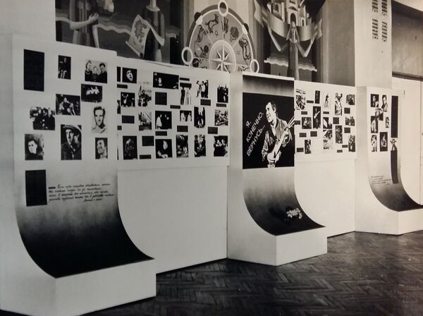 Фотовыставка памяти Владимира Высоцкого Я, конечно, вернусь… в фойе Дома культуры УВД в Симферополе Фотовыставка памяти Владимира Высоцкого Я, конечно, вернусь… в фойе Дома культуры УВД в Симферополе