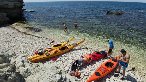 Туристы на берегу Черного моря на мысе Тарханкут в Крыму.