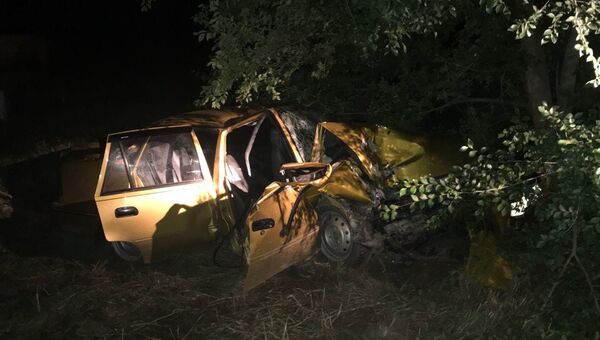 Автомобиль Daewoo Nexia врезался в дерево на автодороге Симферополь – Николаевка