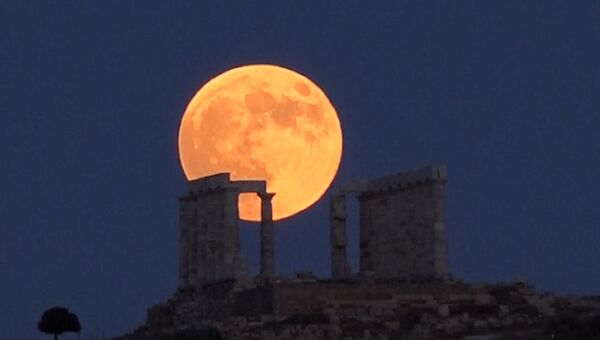 Огромная и кровавая: какой увидели Луну в разных странах во время затмения