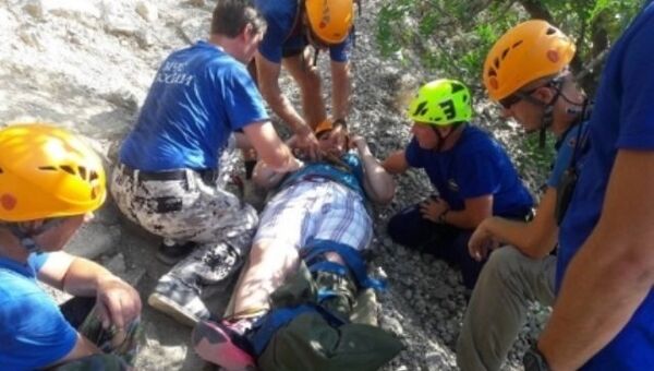 Оказание помощи туристу, который сорвался со скалы в Крыму