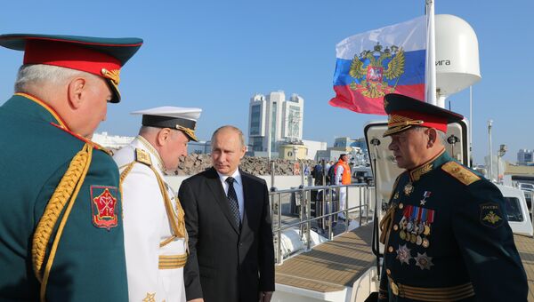 Президент РФ Владимир Путин и министр обороны РФ Сергей Шойгу на Главном военно-морском параде. 29 июля 2018