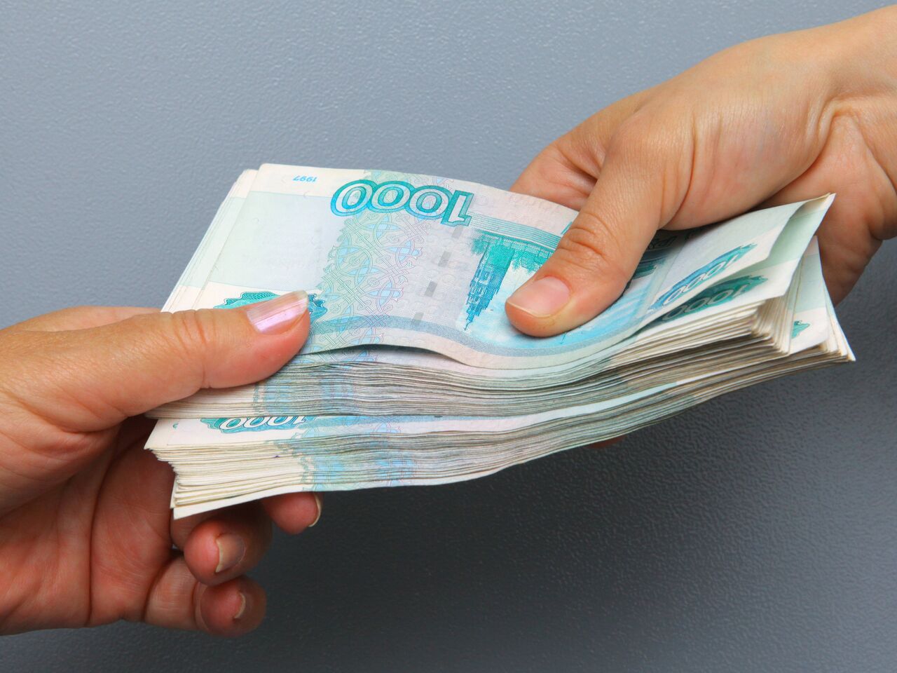 Картинка передача денег из рук в руки