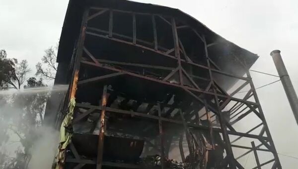 Работа пожарных на месте возгорания частного дома в Сочи
