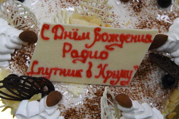 Торт ко дню рождения радио Спутник в Крыму