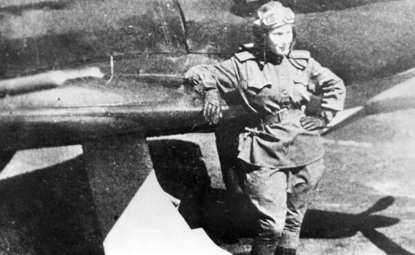Советская летчица Лидия Литвяк у своего истребителя. Советская летчица Лидия Литвяк у своего истребителя.