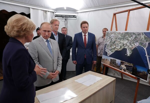 Президент РФ В. Путин посетил вечер-открытие фестиваля Опера в Херсонесе Президент РФ В. Путин посетил вечер-открытие фестиваля Опера в Херсонесе