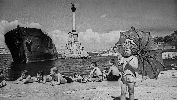 Жители Севастополя в первые дни после окончания Великой Отечественной войны. Фото: Евгений Халдей