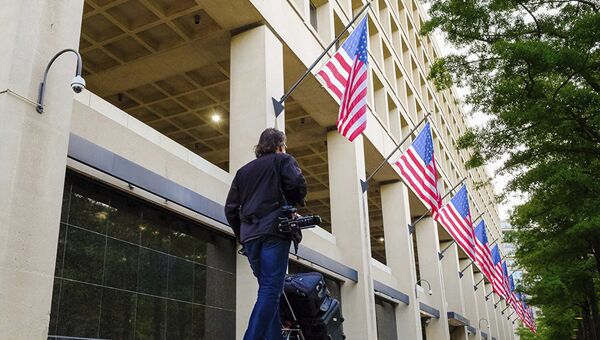 Журналист у здания ФБР в США. Архивное фото