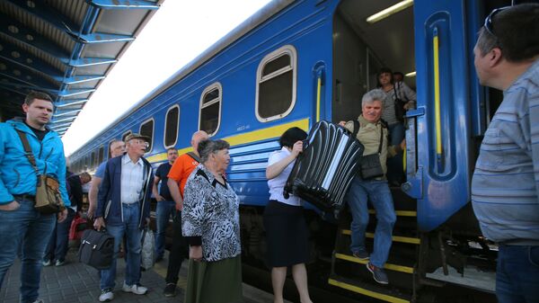 Пассажиры поезда №005 Украина по маршруту Москва-Киев на перроне Центрального вокзал в Киеве.