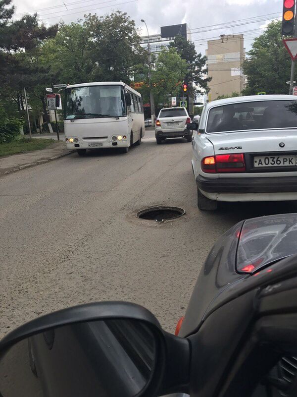 Открытый люк в Симферополе Открытый люк в Симферополе