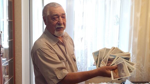 Николай Плясов демонстрирует открытки из своей коллекции Николай Плясов демонстрирует открытки из своей коллекции