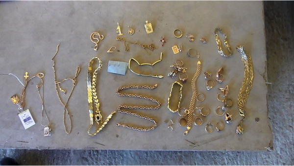 Золото найденное в личных вещах украинок в автомобильном пункте пропуска Джанкой