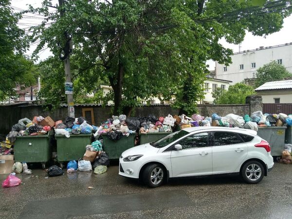 Навалы мусора на контейнерной площадке по улице Богдана Хмельницкого в Симферополе Навалы мусора на контейнерной площадке по улице Богдана Хмельницкого в Симферополе