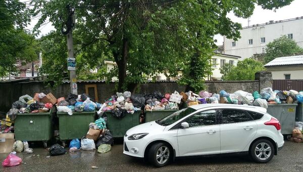 Навалы мусора на контейнерной площадке по улице Богдана Хмельницкого в Симферополе