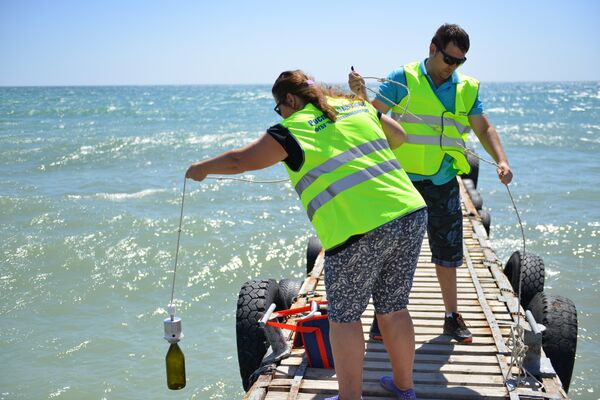 Представители Росприроднадзора берут пробы воды в Черном море в Коктебеле Представители Росприроднадзора берут пробы воды в Черном море в Коктебеле
