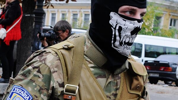 Добровольцы батальона Сич во время отправки в зону вооруженного конфликта на юго-восток Украины