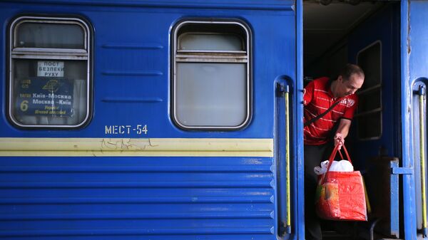 Пассажир поезда №005 Украина на перроне Центрального вокзал в Киеве