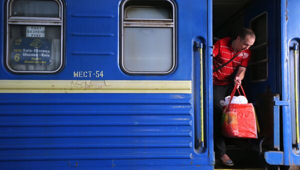 Пассажир поезда №005 Украина по маршруту Москва-Киев на перроне Центрального вокзал в Киеве