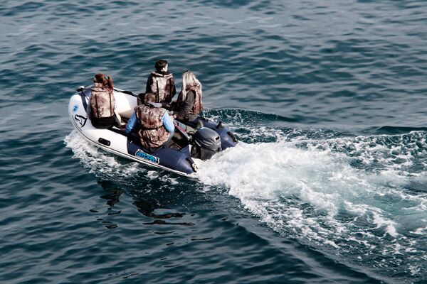Сотрудники организации Безмятежное море работают в море Сотрудники организации Безмятежное море работают в море