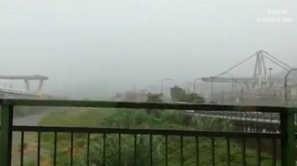 Очевидец снял на видео момент обрушения моста в Генуа Очевидец снял на видео момент обрушения моста в Генуа