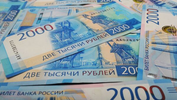 Банкноты номиналом 2000 рублей.