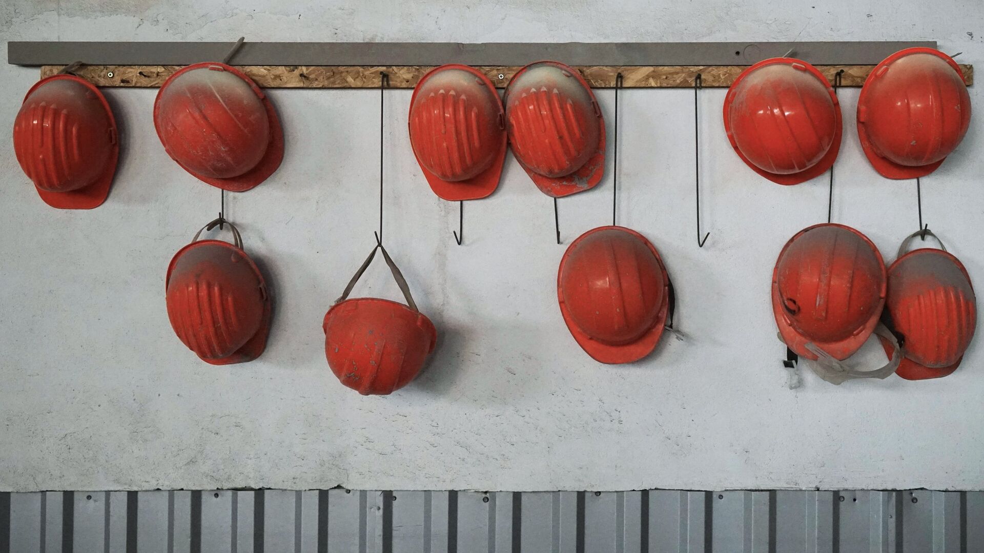 Каски рабочих на заводе железобетонных изделий №1 (ООО ЖБИ-1) в Калининграде - РИА Новости, 1920, 14.01.2024