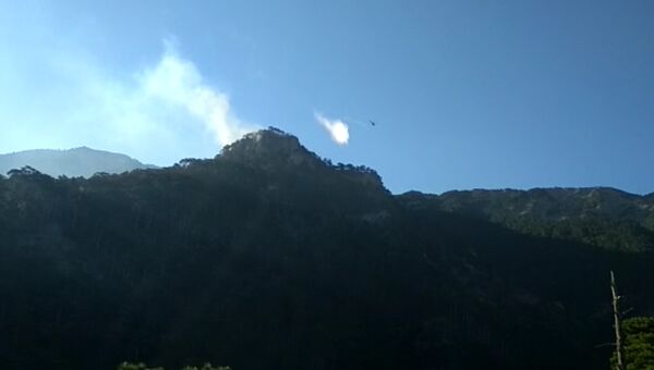 Вертолет, вода и дым. Кадры тушения лесного пожара в Крыму