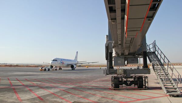 Телетрап и самолет в аэропорту Симферополь