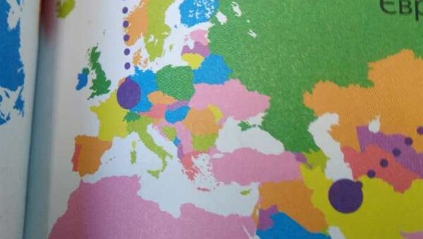 Карта с российским Крымом в детской энциклопедии Растительный мир