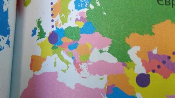 Карта с российским Крымом в детской энциклопедии Растительный мир
