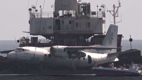 Видео затопления самолета Ан-24 в Крыму