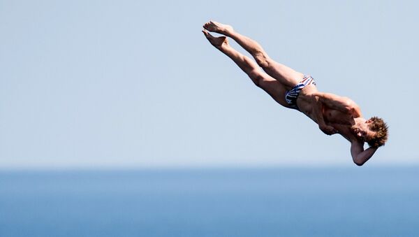 Британский спортсмен Гэри Хант, занявший первое место на Международном Кубке мира по клифф-дайвингу в Симеизе, выполняет прыжок со скалы Дива