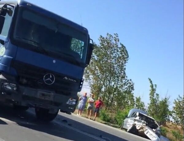 ДТП с участием грузовой машины Mercedes и легкового автомобиля в районе Сак. 20 августа 2018 ДТП с участием грузовой машины Mercedes и легкового автомобиля в районе Сак. 20 августа 2018
